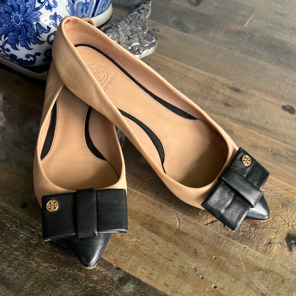 Tory B flats in tan and black